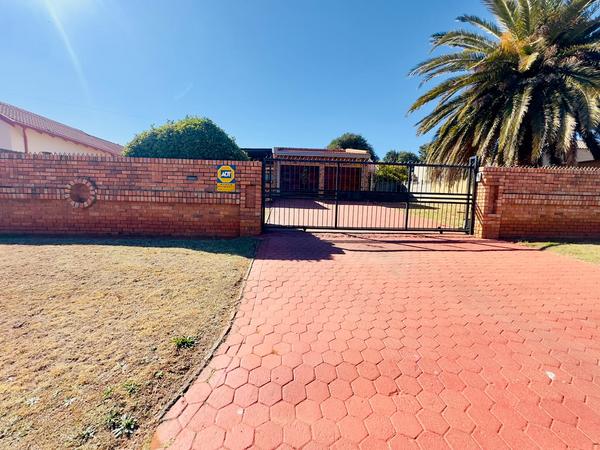 House For Sale in Witpoortjie, Roodepoort